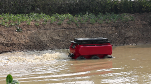 Demostración del funcionamiento de un robot submarino